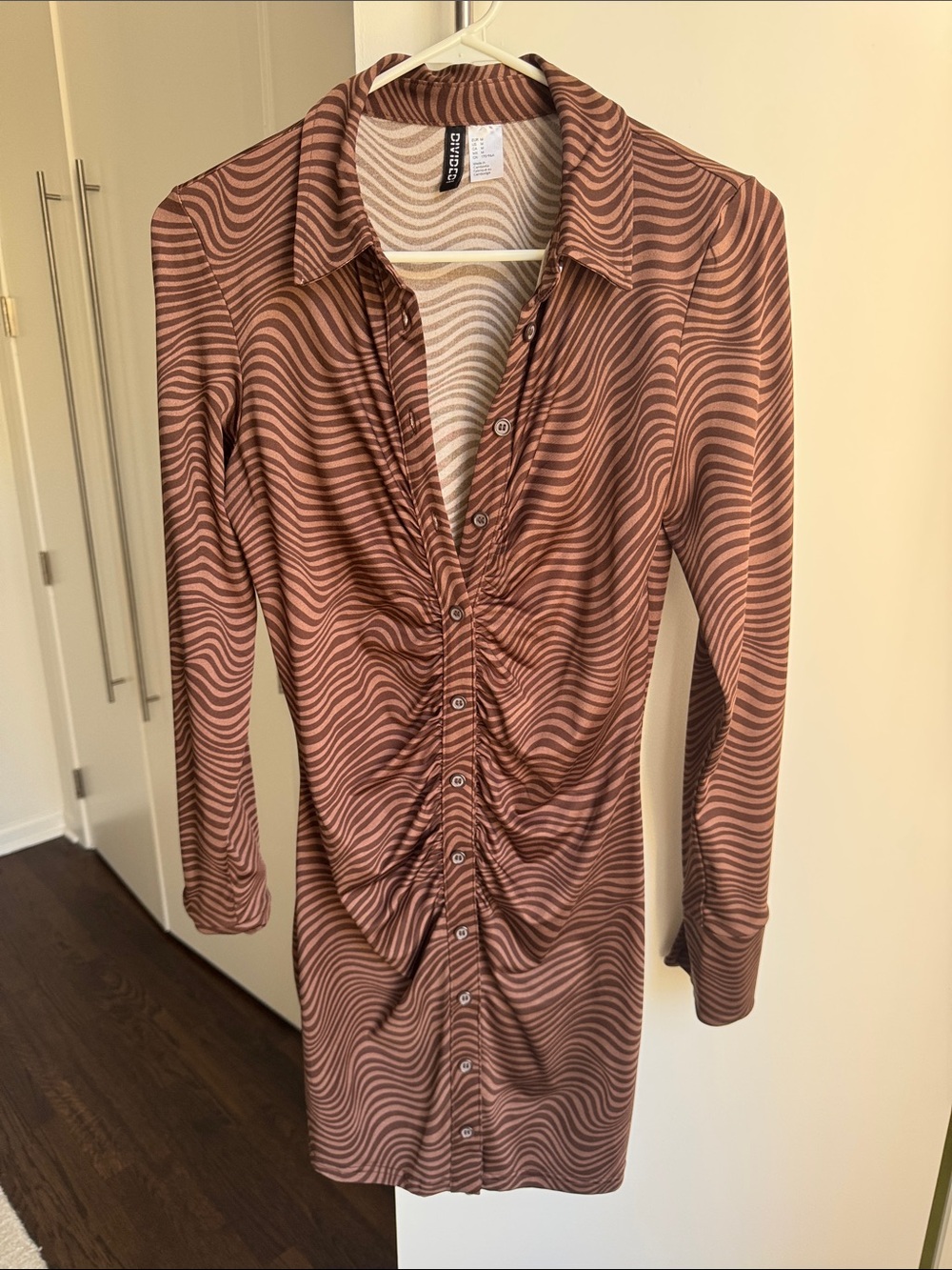 Divided Brown Wave-Print Ruched Shirt Dress